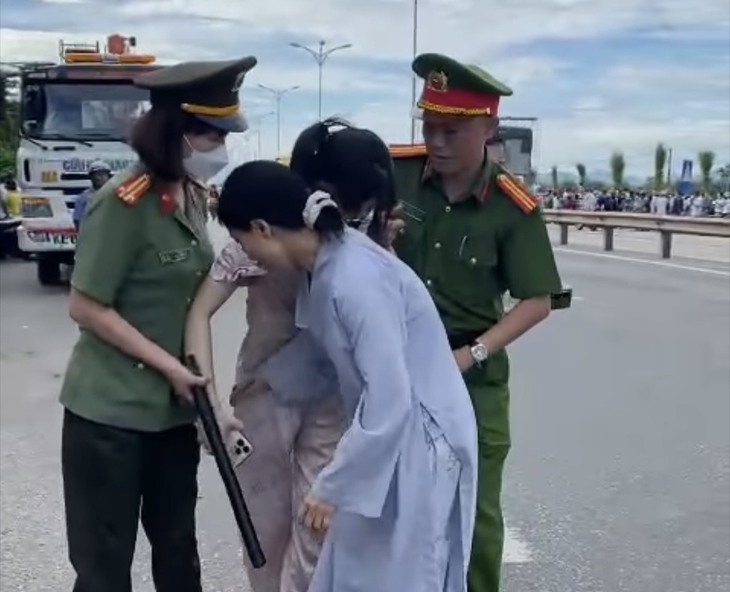 Nhiều người sốc nhiệt khi đi theo ông Thích Minh Tuệ?- Ảnh 1. Nhiều người sốc nhiệt khi đi theo ông Thích Minh Tuệ?- Ảnh 1.