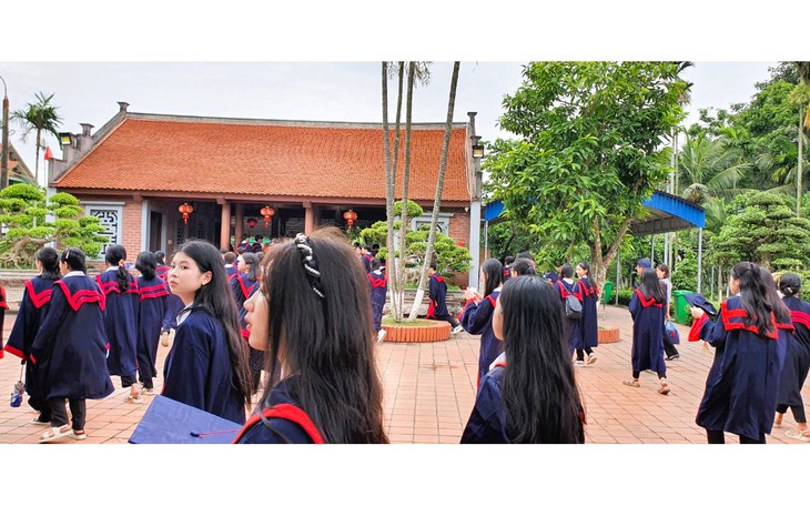 Sĩ tử Hải Phòng nô nức đi cầu may trước kỳ thi vào lớp 10