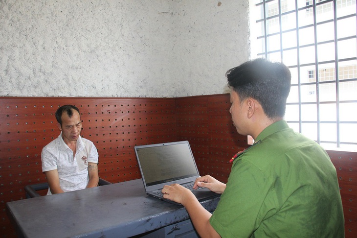 Đối tượng Lương Đức Nguyên tại cơ quan công an.