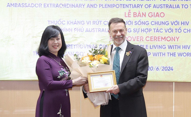 Bộ trưởng Đào Hồng Lan trao tặng Kỷ niệm chương Vì Sức khoẻ nhân dân cho Đại sứ Úc tại Việt Nam- Ảnh 1. Bộ trưởng Đào Hồng Lan trao tặng Kỷ niệm chương Vì Sức khoẻ nhân dân cho Đại sứ Úc tại Việt Nam- Ảnh 1.