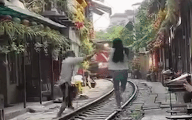 Lao ra đường ray chụp ảnh khi tàu hỏa đang chạy: Phản văn hóa cần "cấm không lý do"