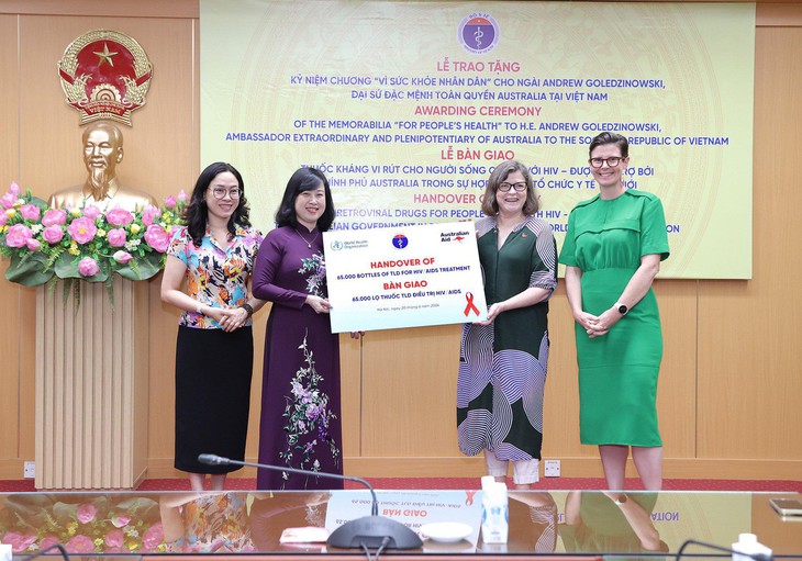 Bộ Y tế nhận bàn giao món quà quý giá cho người bệnh HIV/AIDS, 65.000 lọ thuốc ARV - Ảnh 1.