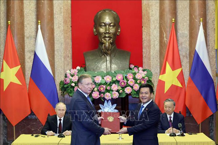 Chủ tịch nước Tô Lâm và Tổng thống Vladimir Putin chứng kiến trao các văn kiện hợp tác Việt - Nga- Ảnh 1. Chủ tịch nước Tô Lâm và Tổng thống Vladimir Putin chứng kiến trao các văn kiện hợp tác Việt - Nga- Ảnh 1.