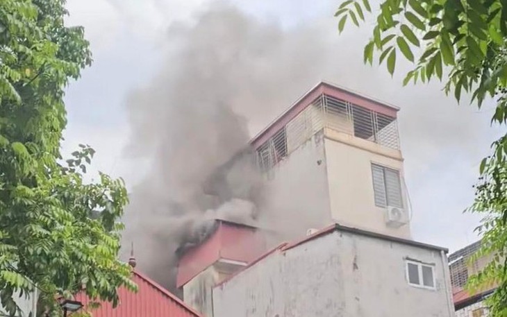 Cháy nhà dân lúc giữa trưa ở quận Cầu Giấy