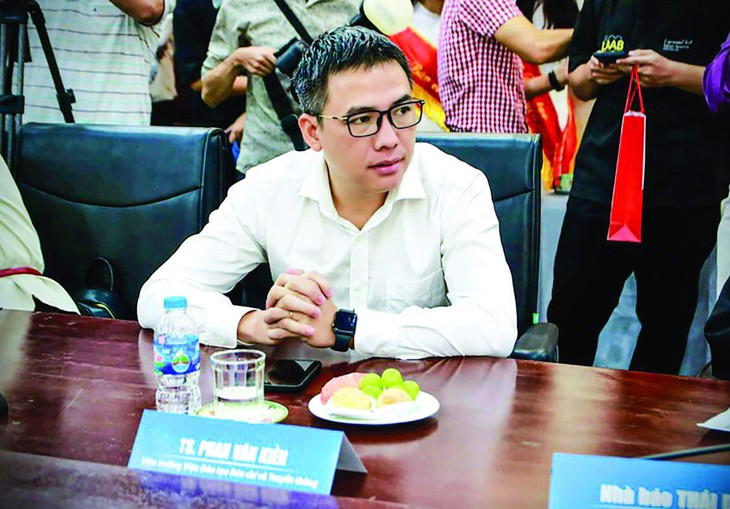 Chuyển thông tin thành tri thức: Báo chí, truyền thông phải vượt lên chính mình- Ảnh 1. Chuyển thông tin thành tri thức: Báo chí, truyền thông phải vượt lên chính mình- Ảnh 1.