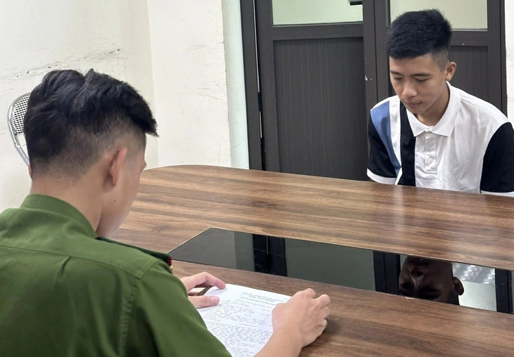 Đã bắt được thủ phạm đập vỡ kính 9 ô tô ở Hà Nội- Ảnh 2.