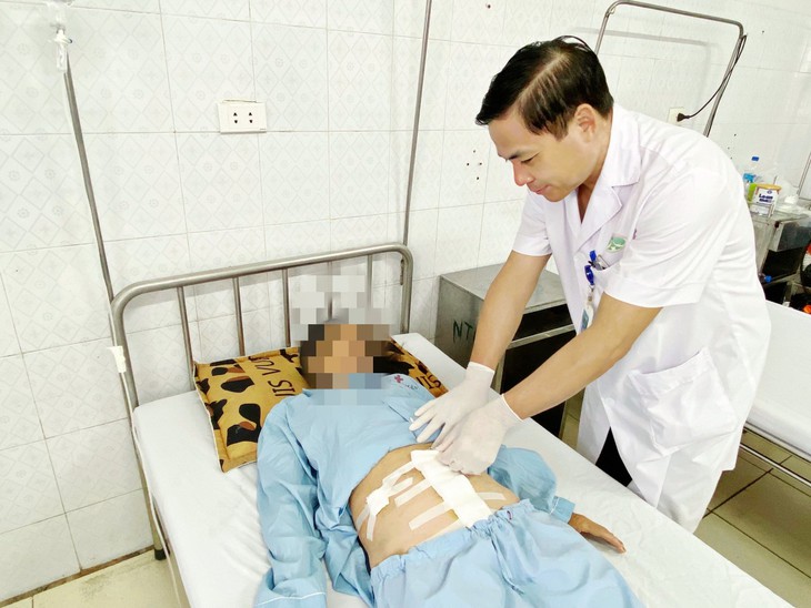 U xơ tử cung to như thai nhi 7 tháng tuổi ở người phụ nữ trung niên- Ảnh 1.