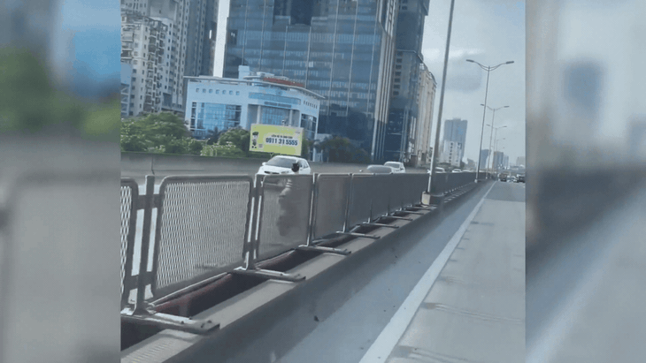 Video người phụ nữ nghênh ngang đi xe máy ngược chiều trên Vành đai 3- Ảnh 2. Video người phụ nữ nghênh ngang đi xe máy ngược chiều trên Vành đai 3- Ảnh 2.