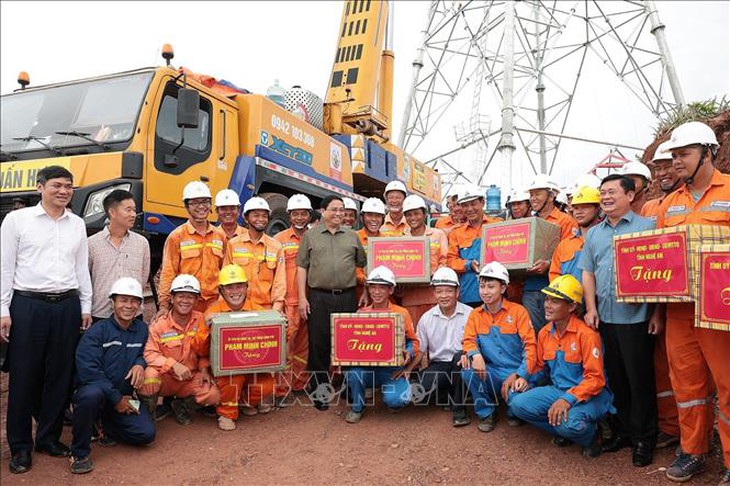 Thủ tướng Phạm Minh Chính: Mở đợt thi đua nước rút hoàn thành xây dựng Đường dây 500kV mạch 3- Ảnh 2. Thủ tướng Phạm Minh Chính: Mở đợt thi đua nước rút hoàn thành xây dựng Đường dây 500kV mạch 3- Ảnh 2.