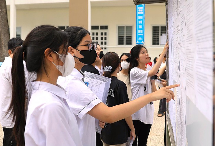 Thí sinh, phụ huynh Hà Nội thấp thỏm chờ điểm thi lớp 10- Ảnh 1.