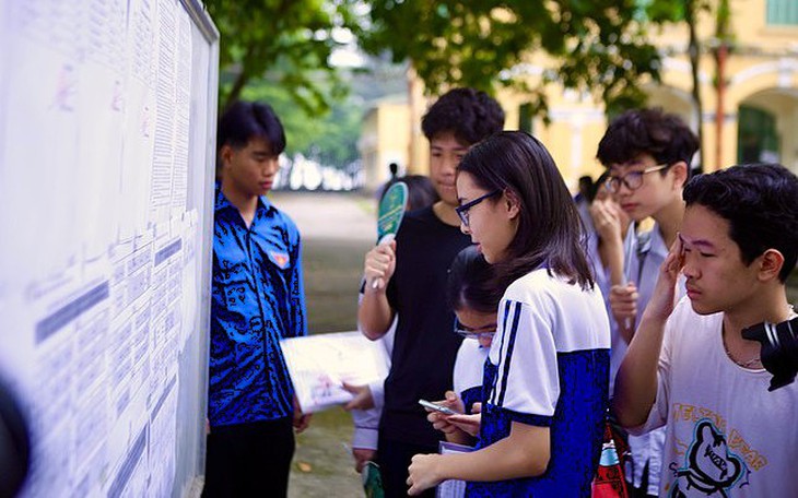 Thí sinh, phụ huynh Hà Nội thấp thỏm chờ điểm thi lớp 10