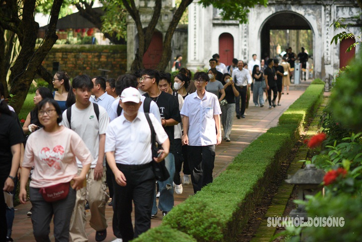 Sĩ tử nườm nượp tới Văn Miếu - Quốc Tử Giám cầu may trước kỳ thi tốt nghiệp THPT Quốc gia- Ảnh 1. Sĩ tử nườm nượp tới Văn Miếu - Quốc Tử Giám cầu may trước kỳ thi tốt nghiệp THPT Quốc gia- Ảnh 1.