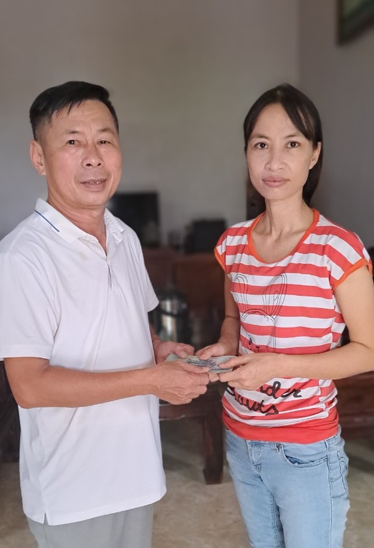 Trao số tiền hơn 6 triệu đồng cho gia đình có con gái mắc ung thư xương, con trai bị tai nạn giao thông- Ảnh 1. Trao số tiền hơn 6 triệu đồng cho gia đình có con gái mắc ung thư xương, con trai bị tai nạn giao thông- Ảnh 1.