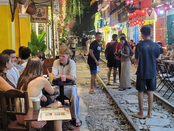 Phố cà phê đường tàu Hà Nội: Cản được người nọ thì người kia lại vào- Ảnh 2. Phố cà phê đường tàu Hà Nội: Cản được người nọ thì người kia lại vào- Ảnh 2.