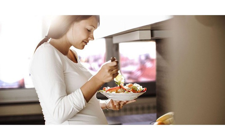 Cảm giác thèm ăn liên tục khi mang thai có bất thường không?