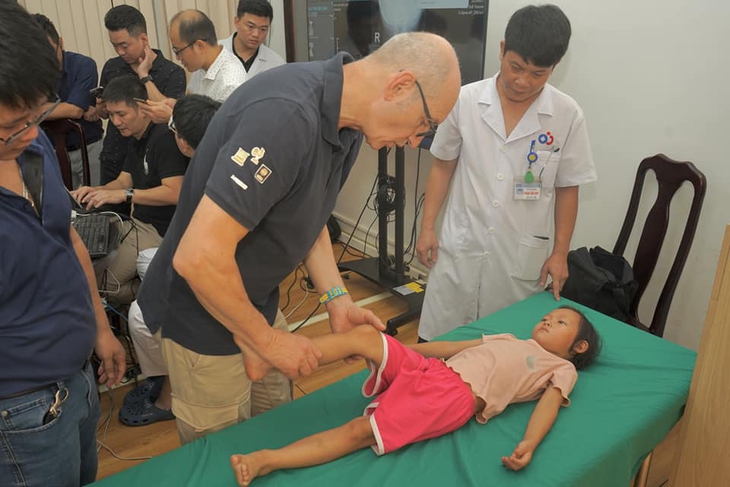Các chuyên gia thực hiện thăm khám, chẩn đoán, tư vấn cho hơn 400 bệnh nhi mắc dị tật tay, chân phức tạp, di chứng cơ quan vận động cũng như những bệnh lý hiếm găp. Ảnh: BVCC. Các chuyên gia thực hiện thăm khám, chẩn đoán, tư vấn cho hơn 400 bệnh nhi mắc dị tật tay, chân phức tạp, di chứng cơ quan vận động cũng như những bệnh lý hiếm găp. Ảnh: BVCC.