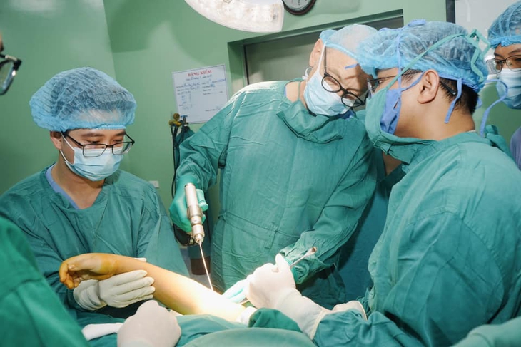 Các chuyên gia đã tiến hành phẫu thuật miễn phí cho 20 bệnh nhi có bệnh lý về cơ xương khớp bẩm sinh hoặc mắc phải sau chấn thương, di chứng bại não. Ảnh: BVCC. Các chuyên gia đã tiến hành phẫu thuật miễn phí cho 20 bệnh nhi có bệnh lý về cơ xương khớp bẩm sinh hoặc mắc phải sau chấn thương, di chứng bại não. Ảnh: BVCC.