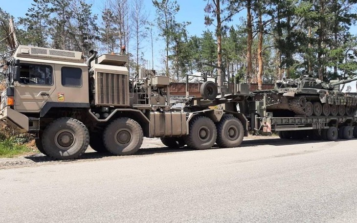 Lái xe đầu kéo MAN HX81 Ukraine đưa xe tăng T-64BM Bulat tới Nga: Hoa tiêu thất bại?