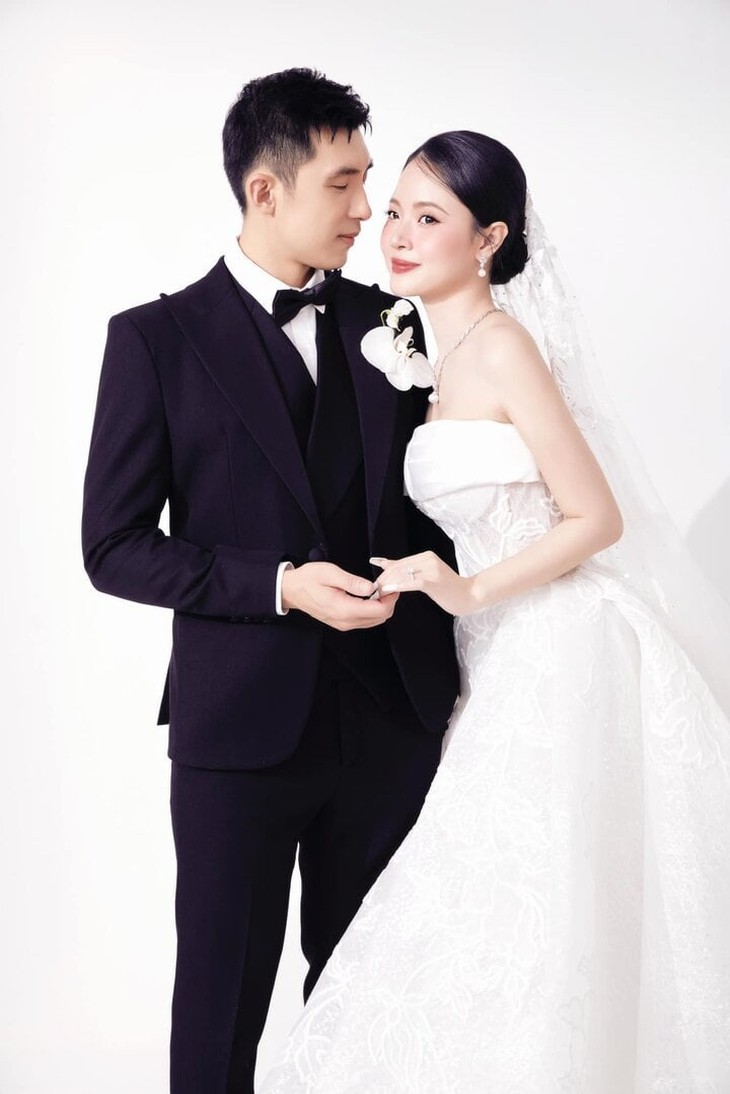 Midu tung bộ ảnh cưới thứ 4, được chồng thiếu gia nhìn say đắm- Ảnh 1. Midu tung bộ ảnh cưới thứ 4, được chồng thiếu gia nhìn say đắm- Ảnh 1.