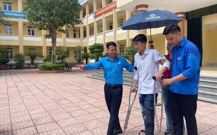 Xúc động hình ảnh nam sinh chống nạng được hỗ trợ đến phòng thi
