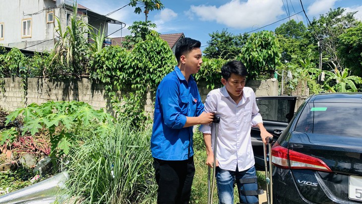 Xúc động hình ảnh nam sinh chống nạng được hỗ trợ đến phòng thi- Ảnh 1.