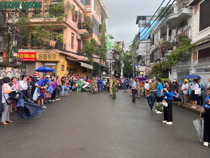 Nhiều phụ huynh nghỉ làm 2 ngày để đưa sĩ tử ở Hà Nội 'vượt vũ môn'- Ảnh 1.