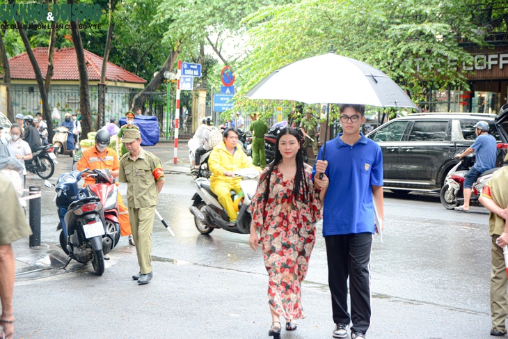 Nhiều phụ huynh nghỉ làm 2 ngày để đưa sĩ tử ở Hà Nội 'vượt vũ môn'- Ảnh 2.