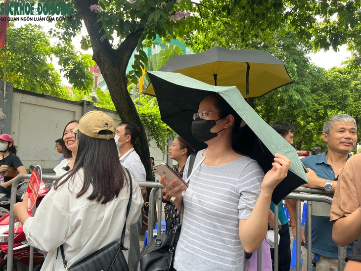 Nhiều phụ huynh nghỉ làm 2 ngày để đưa sĩ tử ở Hà Nội 'vượt vũ môn'- Ảnh 3.