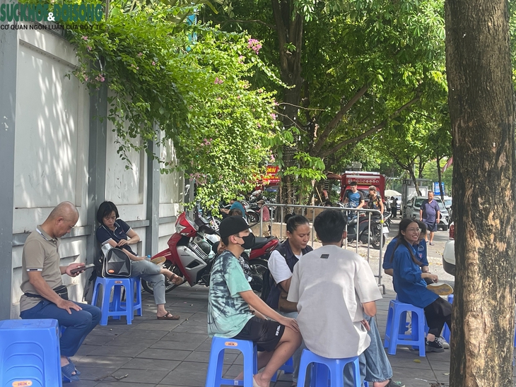 Nhiều phụ huynh nghỉ làm 2 ngày để đưa sĩ tử ở Hà Nội 'vượt vũ môn'- Ảnh 5.