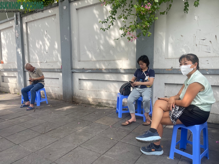 Nhiều phụ huynh nghỉ làm 2 ngày để đưa sĩ tử ở Hà Nội 'vượt vũ môn'- Ảnh 6.