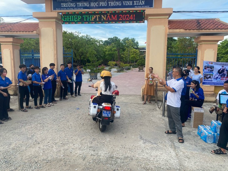 CSGT dùng xe đặc chủng chở thí sinh đến điểm thi, tỷ lệ vắng thi ở Huế thấp nhất nước- Ảnh 2.