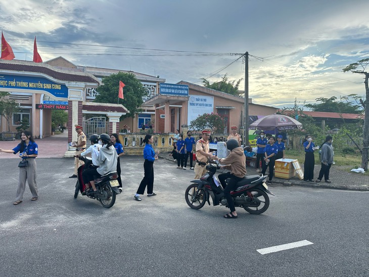CSGT dùng xe đặc chủng chở thí sinh đến điểm thi, tỷ lệ vắng thi ở Huế thấp nhất nước- Ảnh 3.