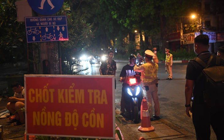 Kiểm tra nồng độ cồn về đêm, CSGT khiến nhiều 
