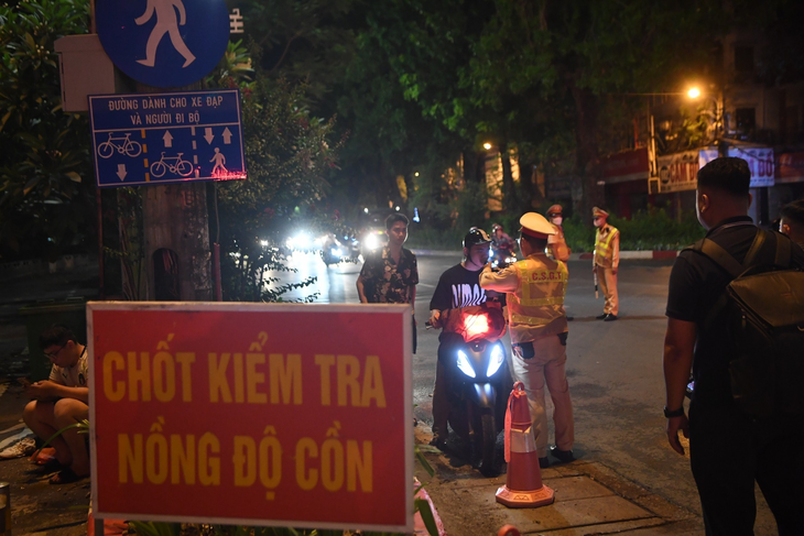 Kiểm tra nồng độ cồn về đêm, CSGT khiến nhiều 'ma men' bất ngờ- Ảnh 2.