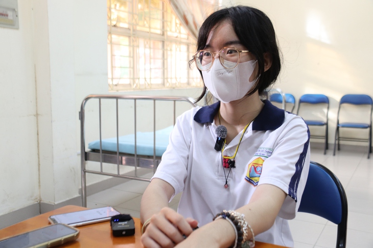 Nữ sinh bị viêm tuỷ phải nằm để thi tốt nghiệp THPT nuôi giấc mơ làm giáo viên- Ảnh 2.