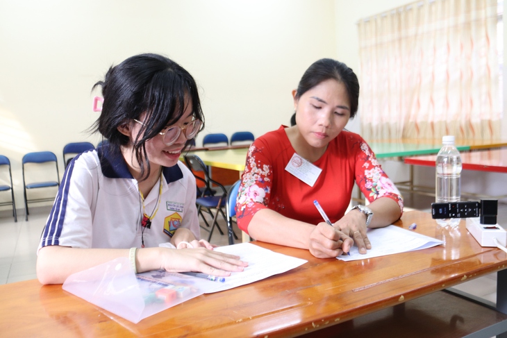 Nữ sinh bị viêm tuỷ phải nằm để thi tốt nghiệp THPT nuôi giấc mơ làm giáo viên- Ảnh 1.