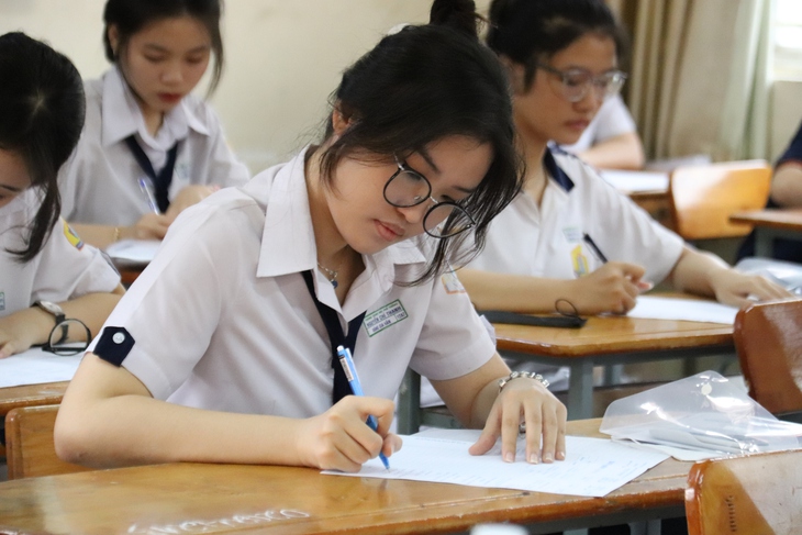 Đi thi tốt nghiệp THPT bằng xe máy, một thí sinh bị tai nạn chấn thương đầu, gãy tay- Ảnh 1. Đi thi tốt nghiệp THPT bằng xe máy, một thí sinh bị tai nạn chấn thương đầu, gãy tay- Ảnh 1.