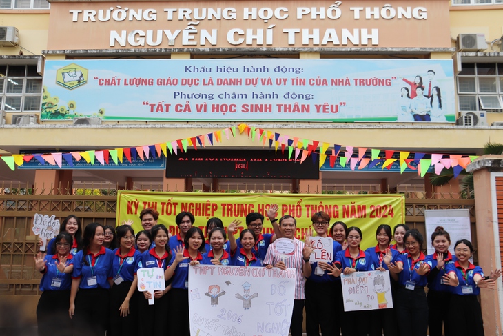 Cảm động những món quà tinh thần chúc may mắn gửi tặng sĩ tử kỳ thi tốt nghiệp THPT- Ảnh 5. Cảm động những món quà tinh thần chúc may mắn gửi tặng sĩ tử kỳ thi tốt nghiệp THPT- Ảnh 5.