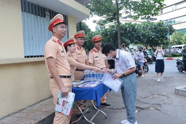 Cảm động những món quà tinh thần chúc may mắn gửi tặng sĩ tử kỳ thi tốt nghiệp THPT- Ảnh 2. Cảm động những món quà tinh thần chúc may mắn gửi tặng sĩ tử kỳ thi tốt nghiệp THPT- Ảnh 2.