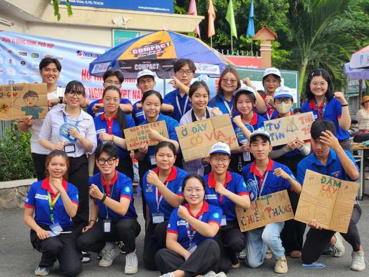 Cảm động những món quà tinh thần chúc may mắn gửi tặng sĩ tử kỳ thi tốt nghiệp THPT- Ảnh 1. Cảm động những món quà tinh thần chúc may mắn gửi tặng sĩ tử kỳ thi tốt nghiệp THPT- Ảnh 1.