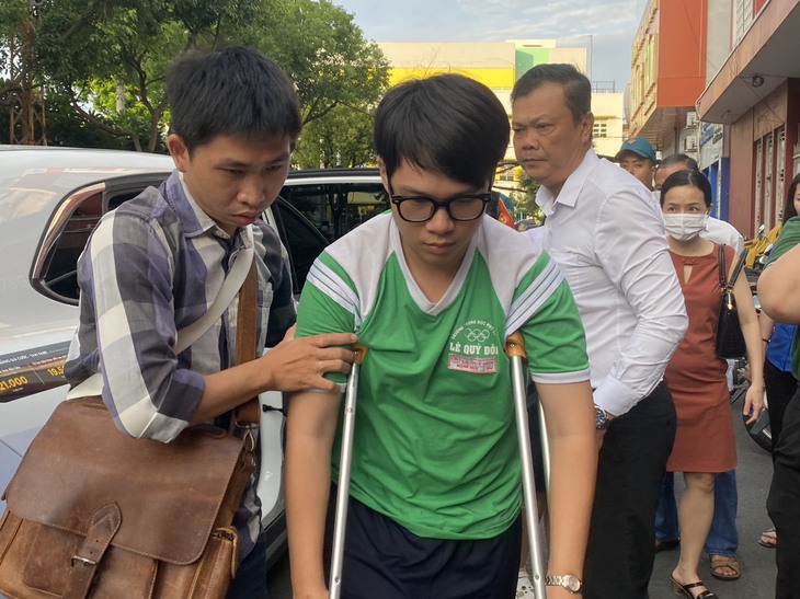 Thí sinh TPHCM dự thi môn đầu tiên Kỳ thi tốt nghiệp THPT trong tiết trời dịu mát- Ảnh 3.