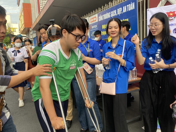 Thí sinh TPHCM dự thi môn đầu tiên Kỳ thi tốt nghiệp THPT trong tiết trời dịu mát- Ảnh 4.