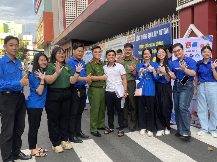 Thí sinh TPHCM dự thi môn đầu tiên Kỳ thi tốt nghiệp THPT trong tiết trời dịu mát- Ảnh 6.