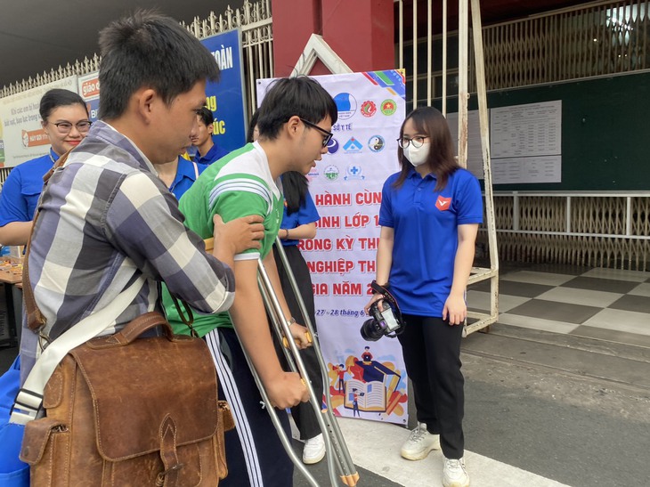 Thí sinh TPHCM dự thi môn đầu tiên Kỳ thi tốt nghiệp THPT trong tiết trời dịu mát- Ảnh 2.