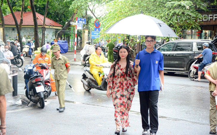 Nhiều phụ huynh nghỉ làm 2 ngày để đưa sĩ tử ở Hà Nội "vượt vũ môn"