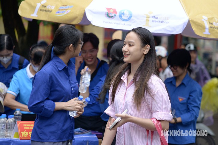Thí sinh tự tin bước vào môn thi đầu tiên kỳ thi tốt nghiệp THPT 2024- Ảnh 1.
