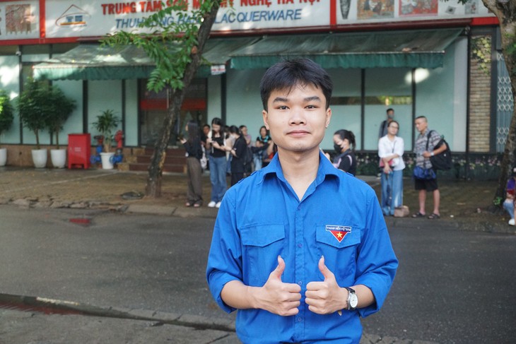 Hà Nội: Thí sinh bị gãy chân vừa mổ cấp cứu được sinh viên tình nguyện đưa vào phòng thi- Ảnh 3.