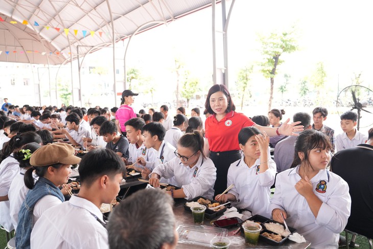 Thí sinh tự tin bước vào thi môn Toán tốt nghiệp THPT- Ảnh 7.
