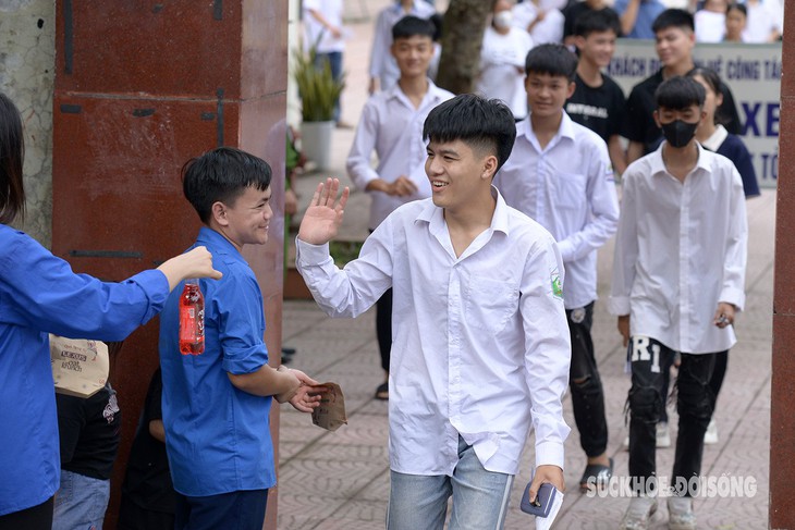 Thí sinh ‘than’ đề thi tốt nghiệp THPT 2024 môn Toán 'khó nhằn'- Ảnh 9.