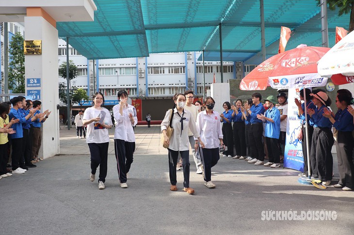 Thí sinh ‘than’ đề thi tốt nghiệp THPT 2024 môn Toán 'khó nhằn'- Ảnh 4.